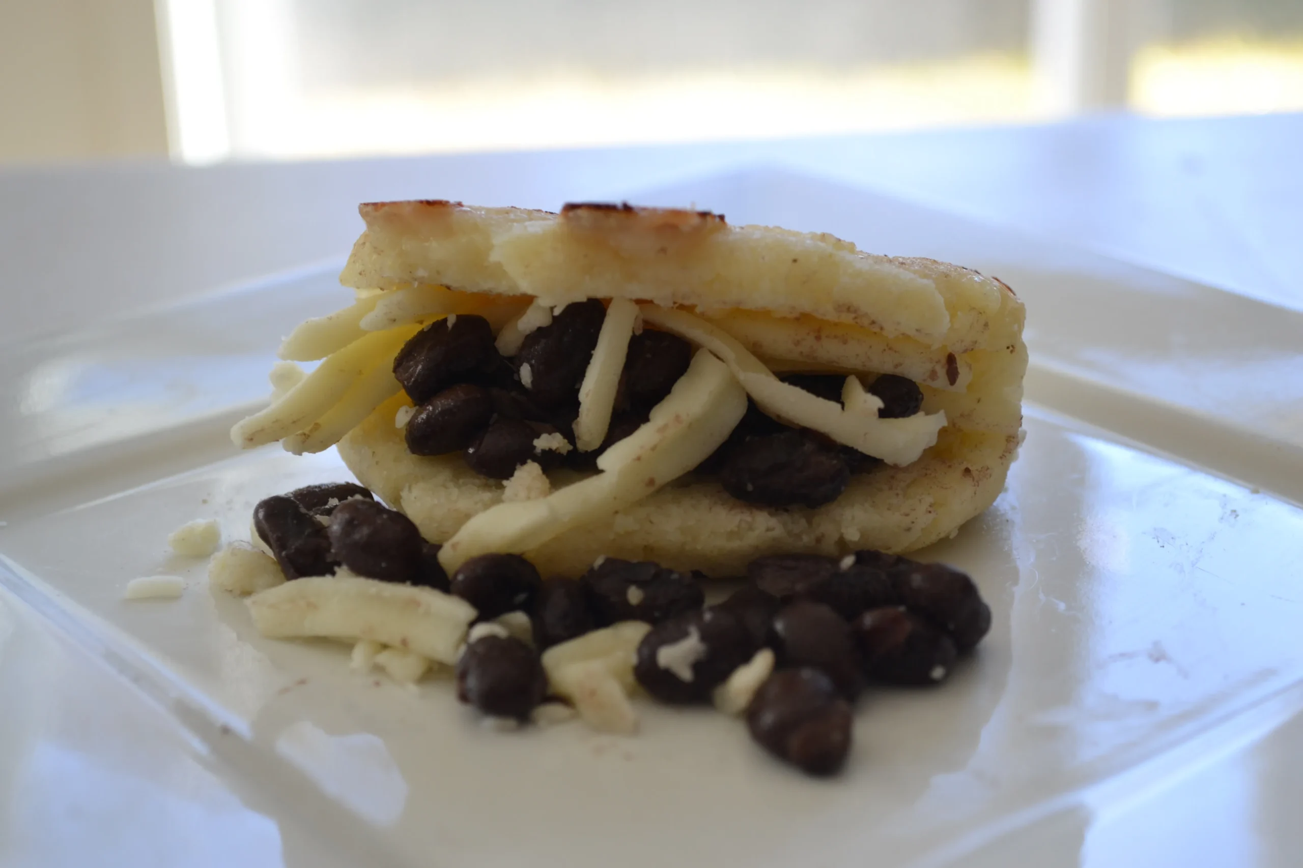 Arepa Domino con Platanos y Guacamole