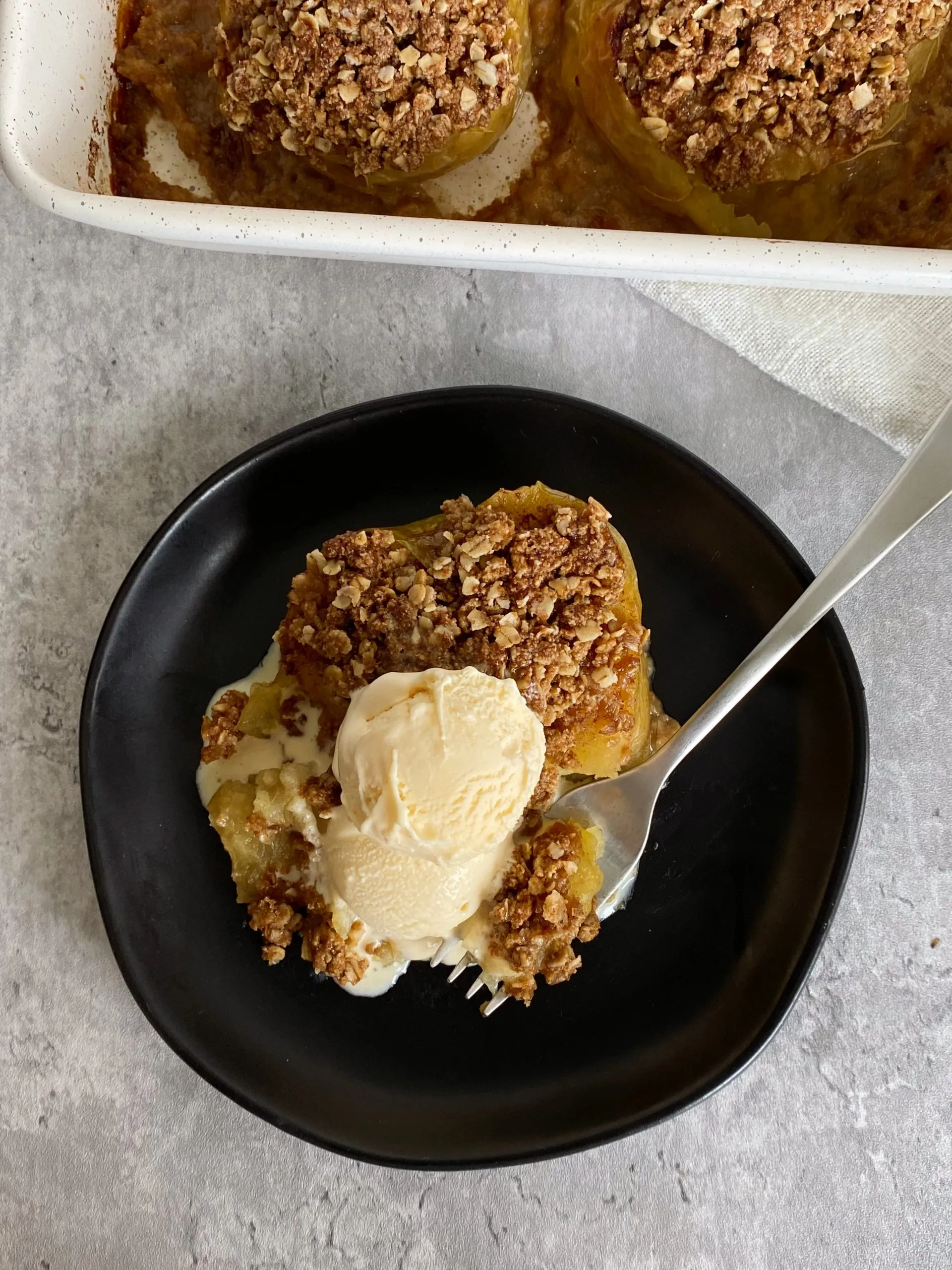 Baked Apples with Oatmeal Crumble