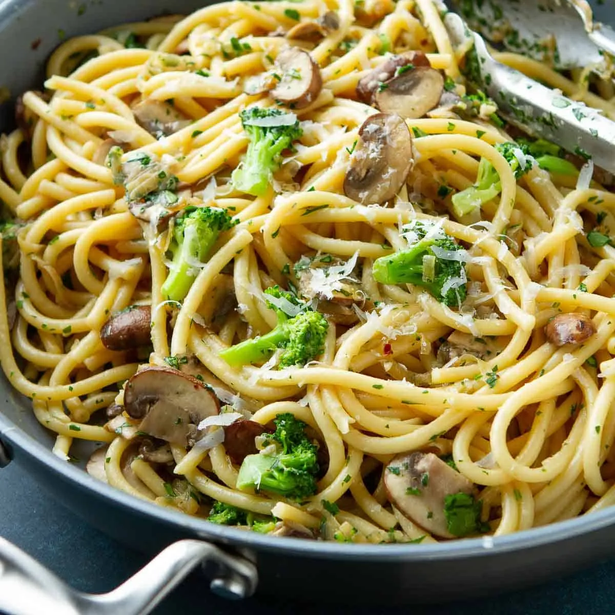 Creamy Garlic Broccoli Mushroom Pasta