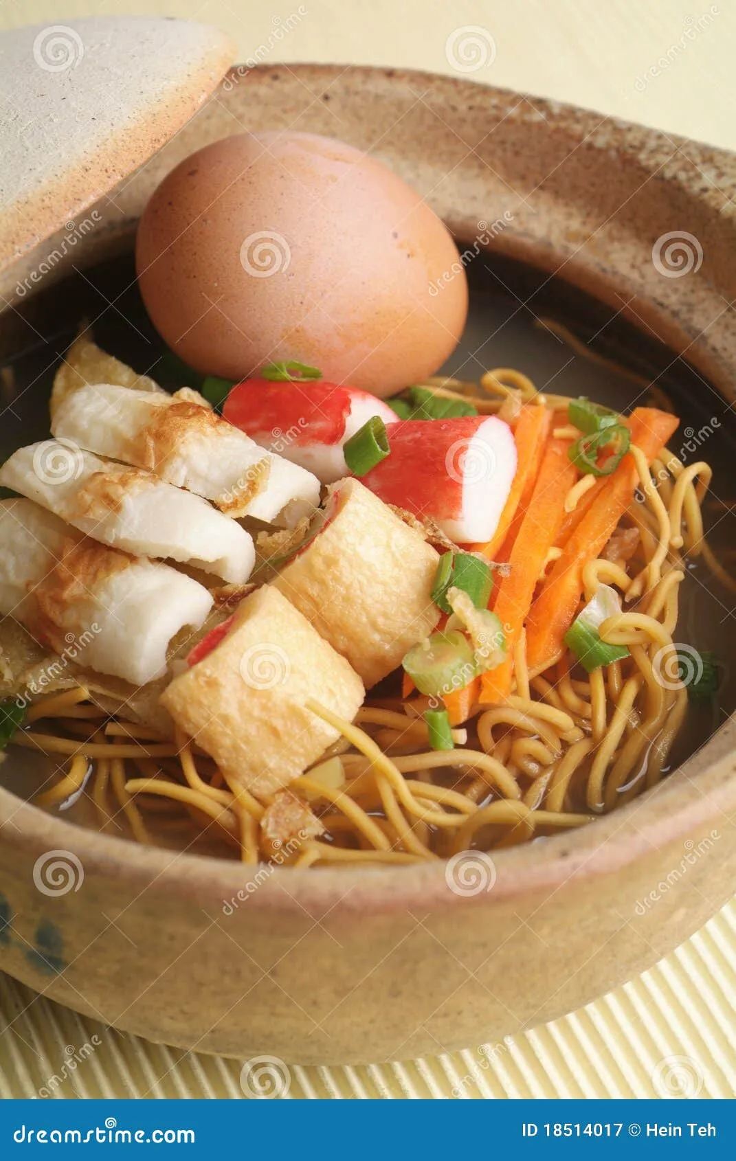 Crispy Noodles and Seafood Claypot