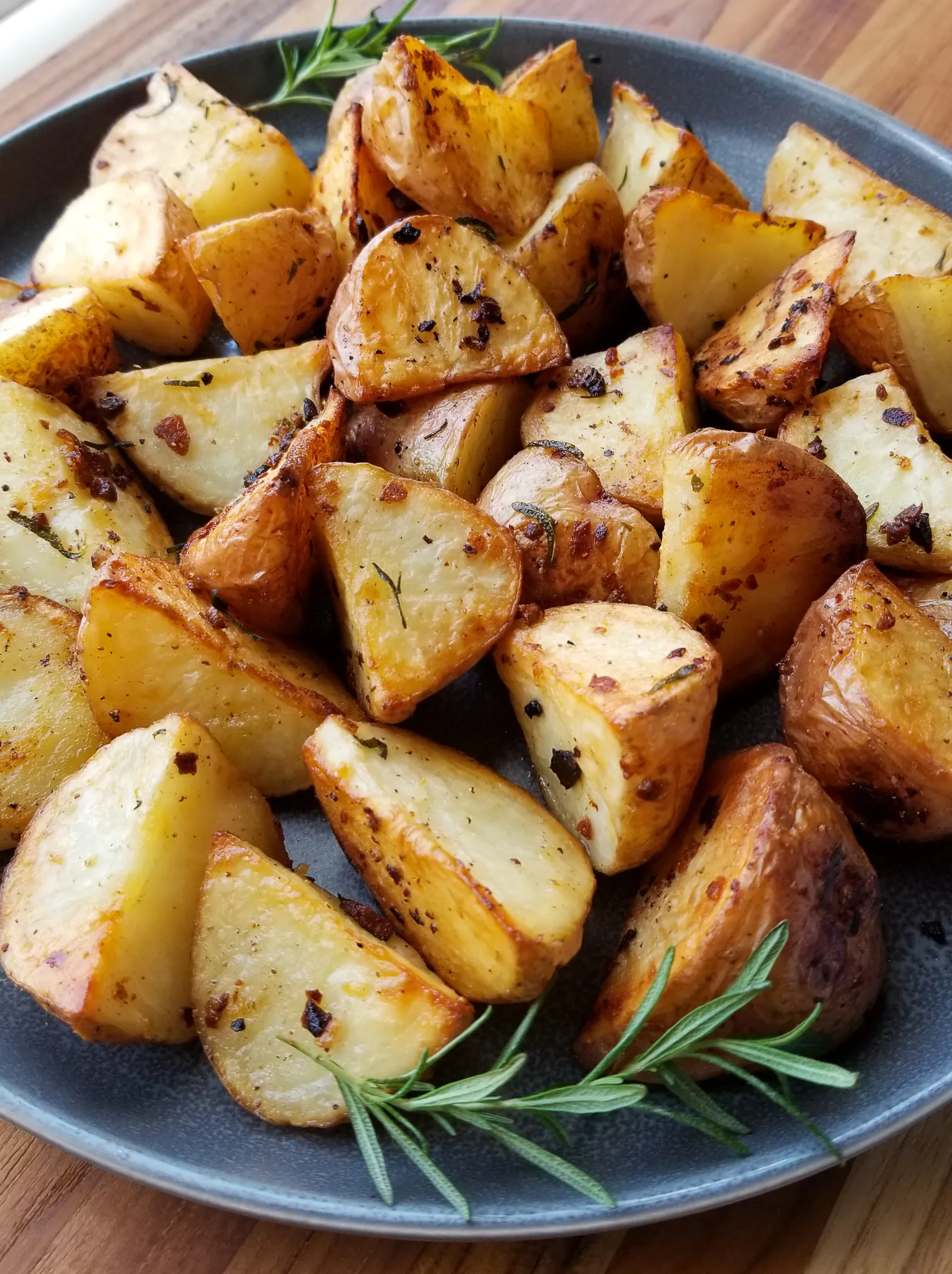 Crusty Garlic and Rosemary Potatoes