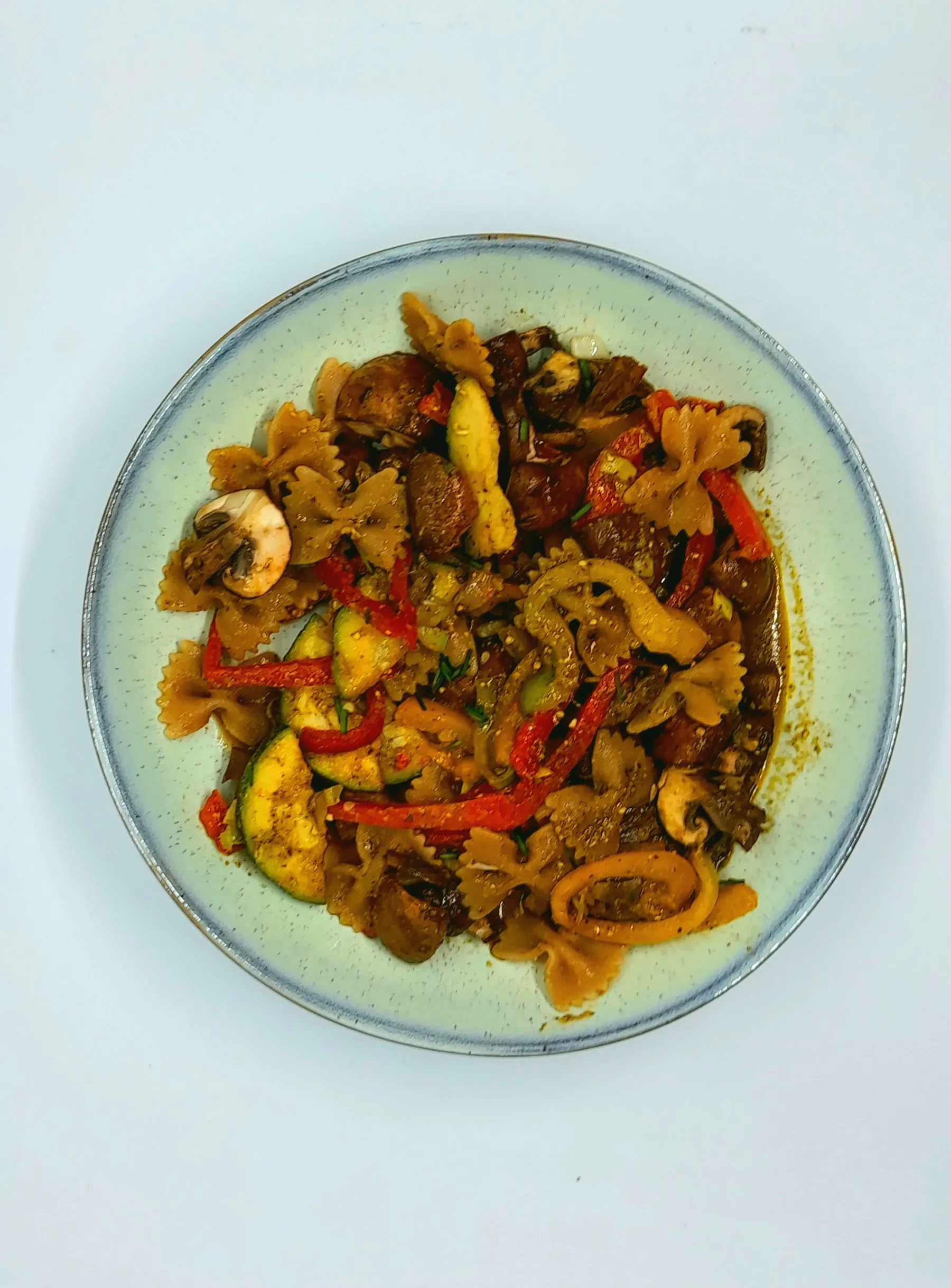 Farfalle com Legumes Salteados e Pesto