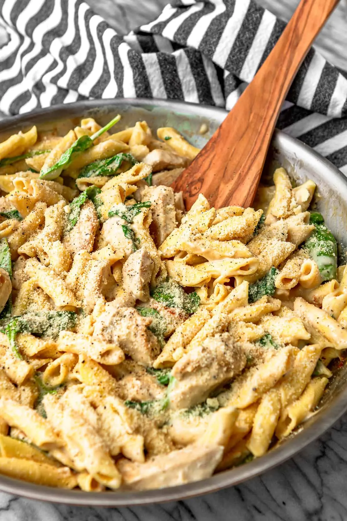 Garlic and Spinach Alfredo Chicken Pasta