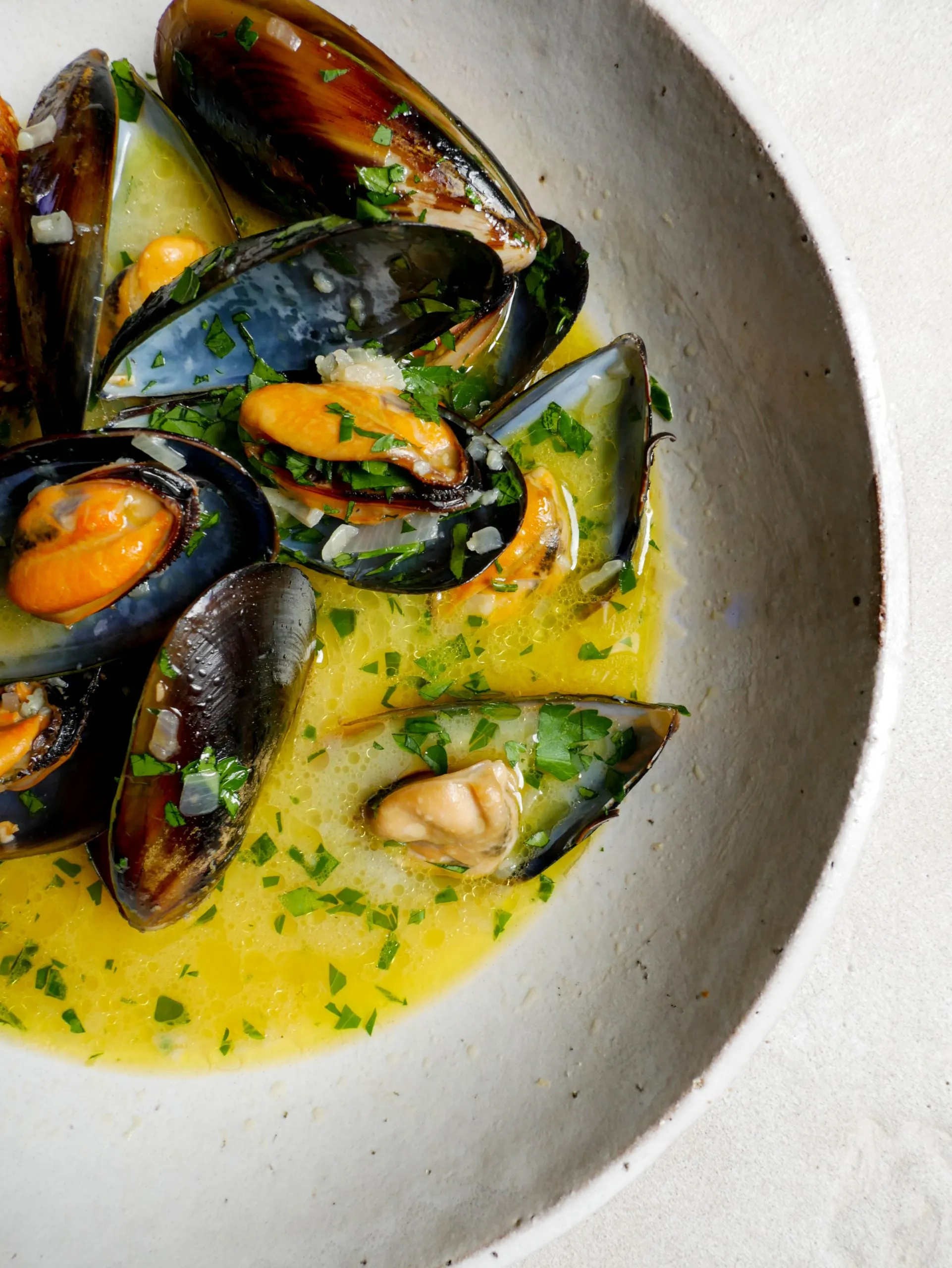 Mussels in White Wine Butter Sauce