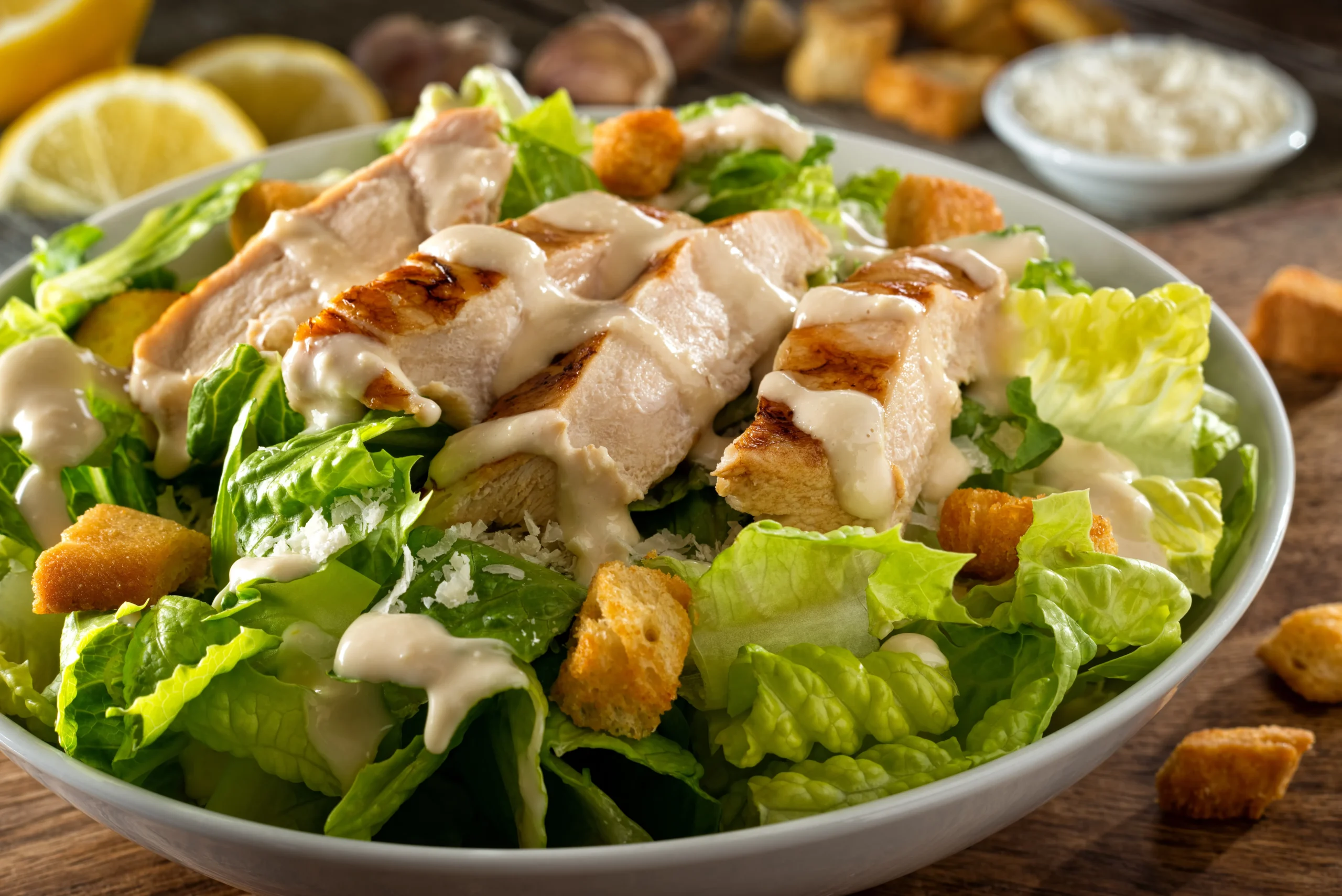 Salada de Frango e Bacon com Molho de Iogurte