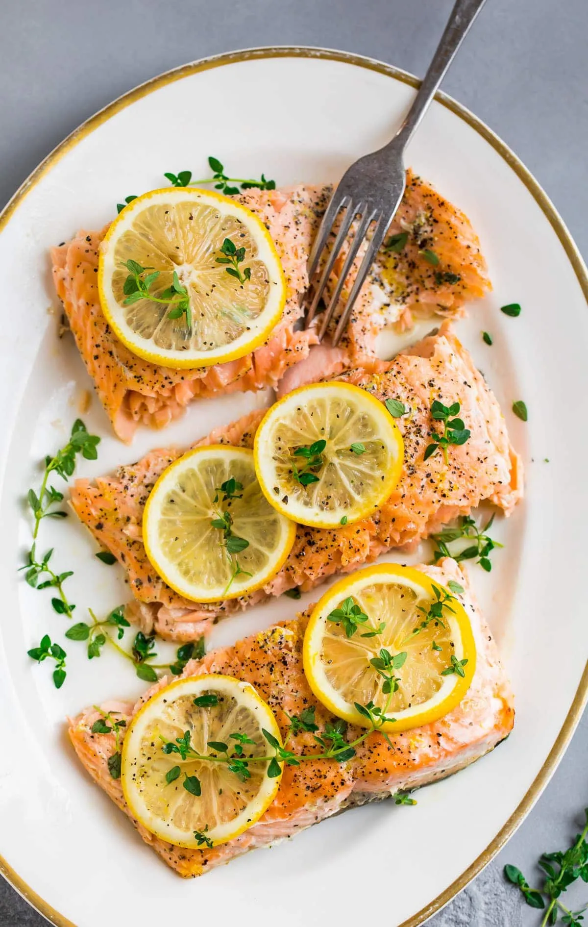 Salmon Fillets with Herbs and Red Pepper