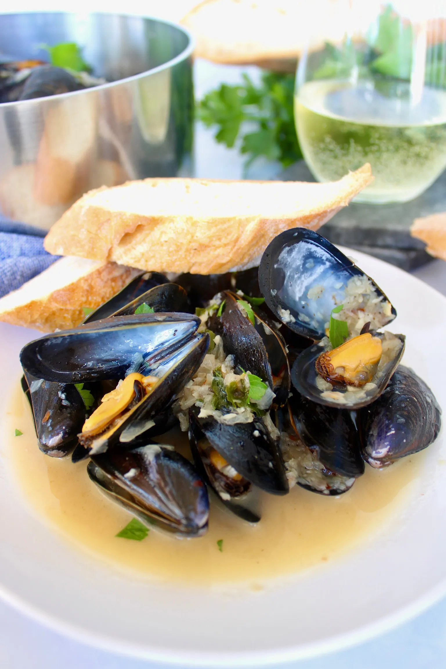 Simple Mussels in Wine