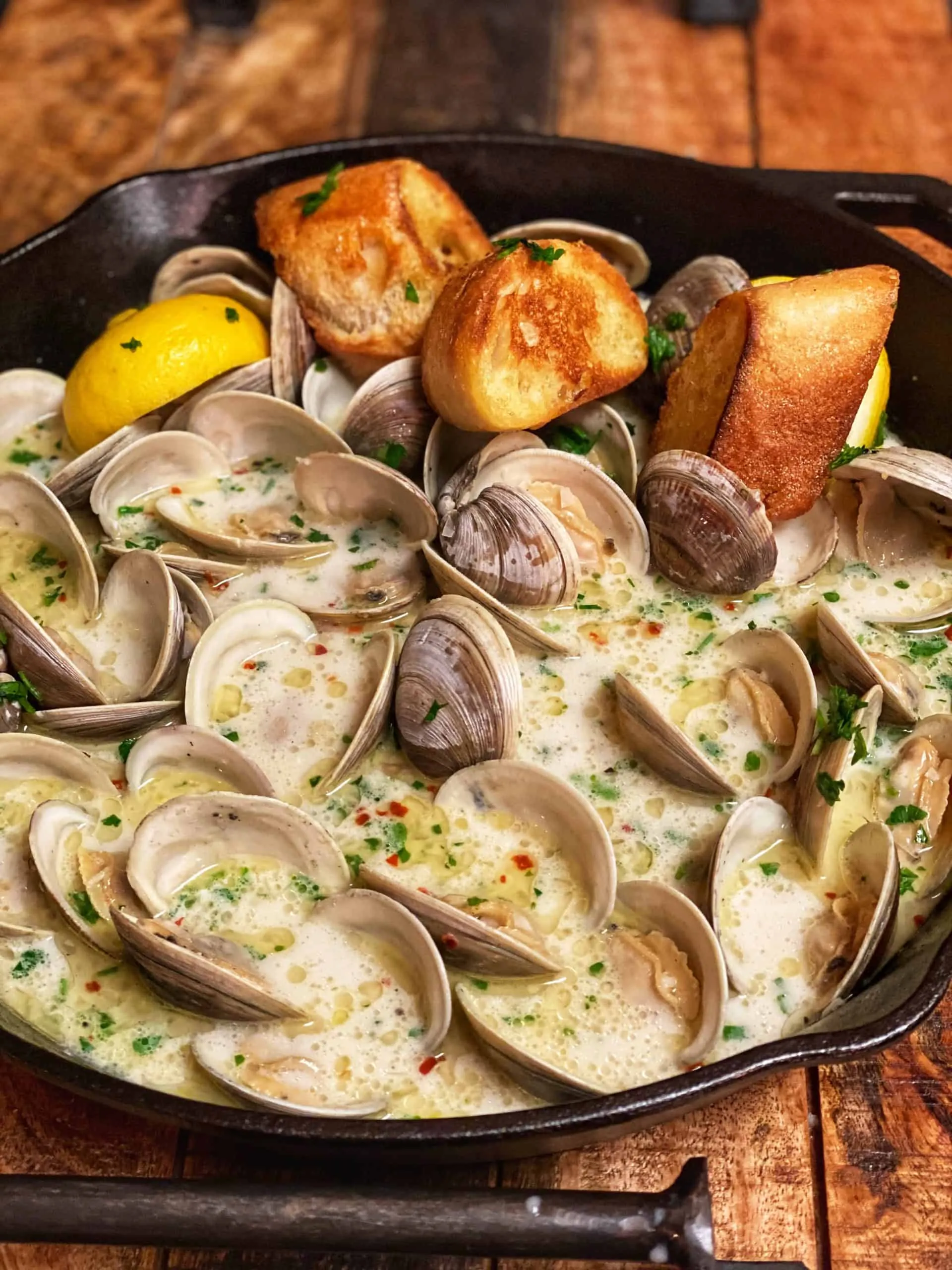 Steamed Clams in Garlic Butter Sauce