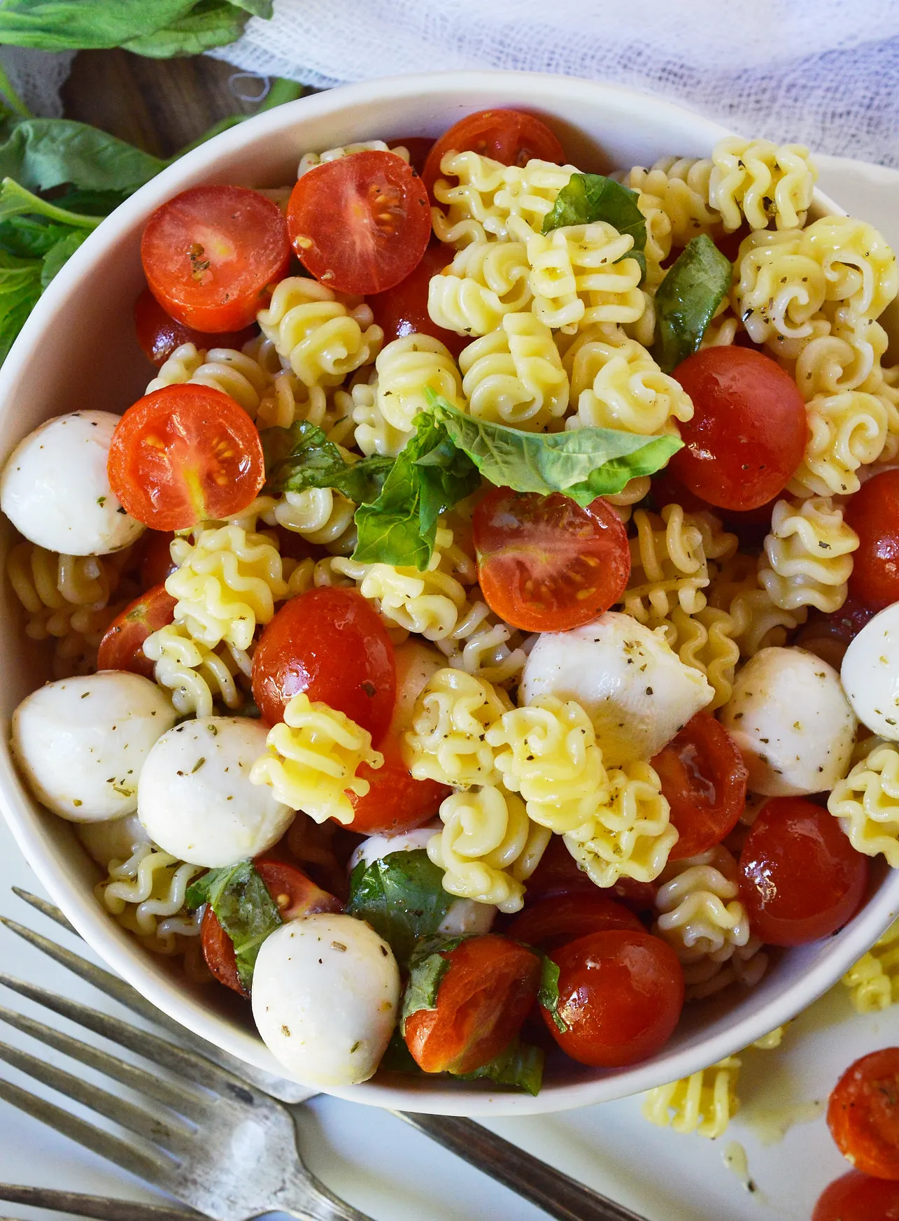 Super Easy Caprese Pasta Salad