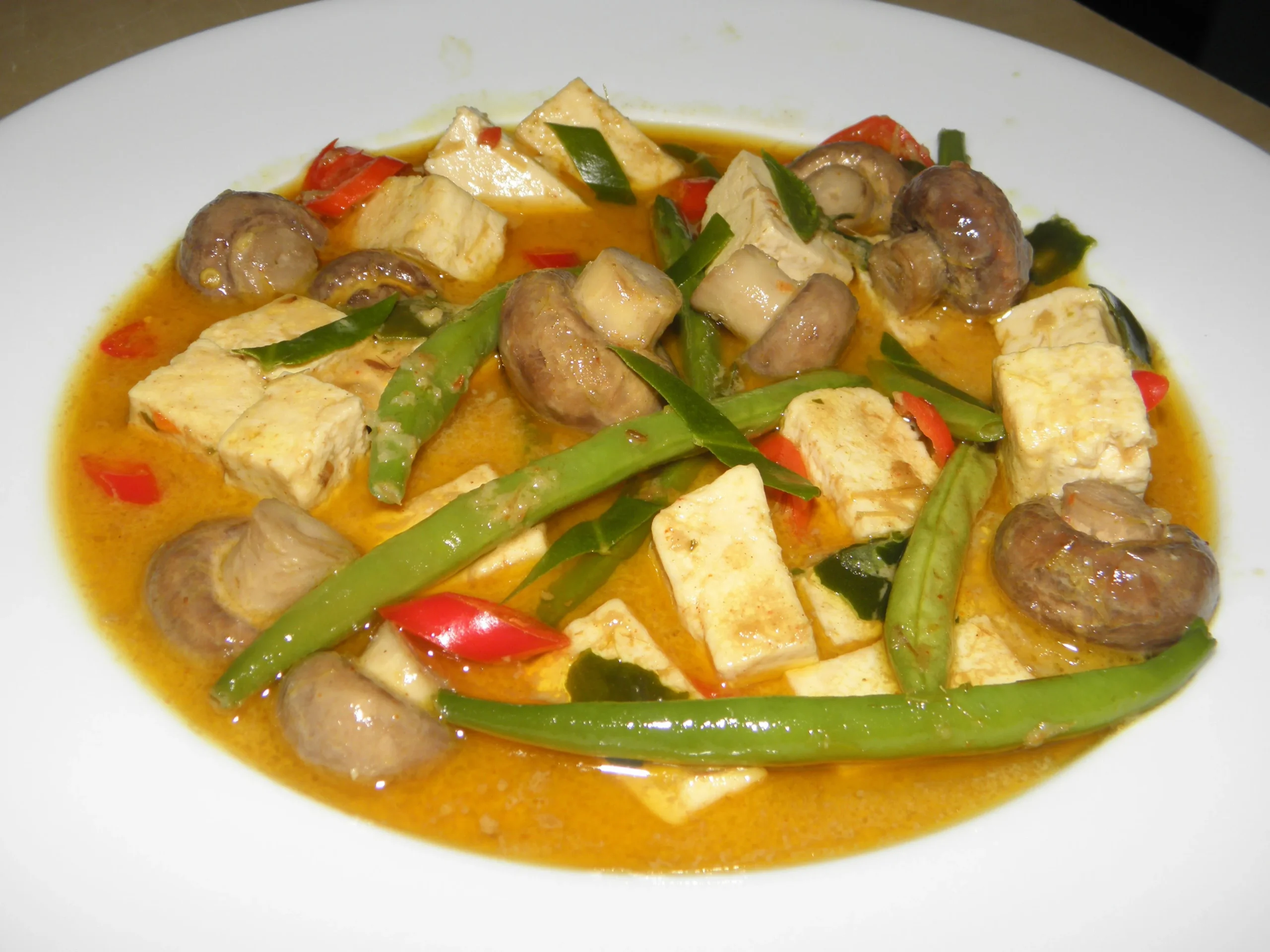 Tofu with Green Beans in Red Curry Sauce