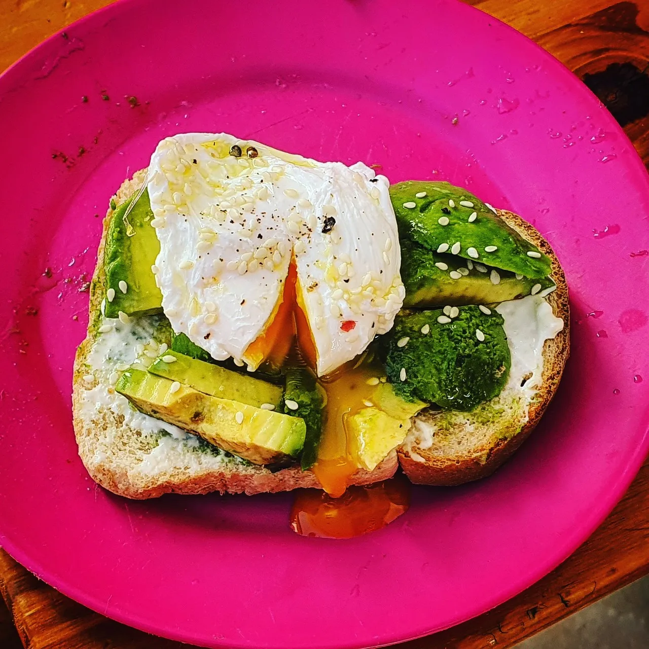 Tostadas con Palta y Huevo Poch