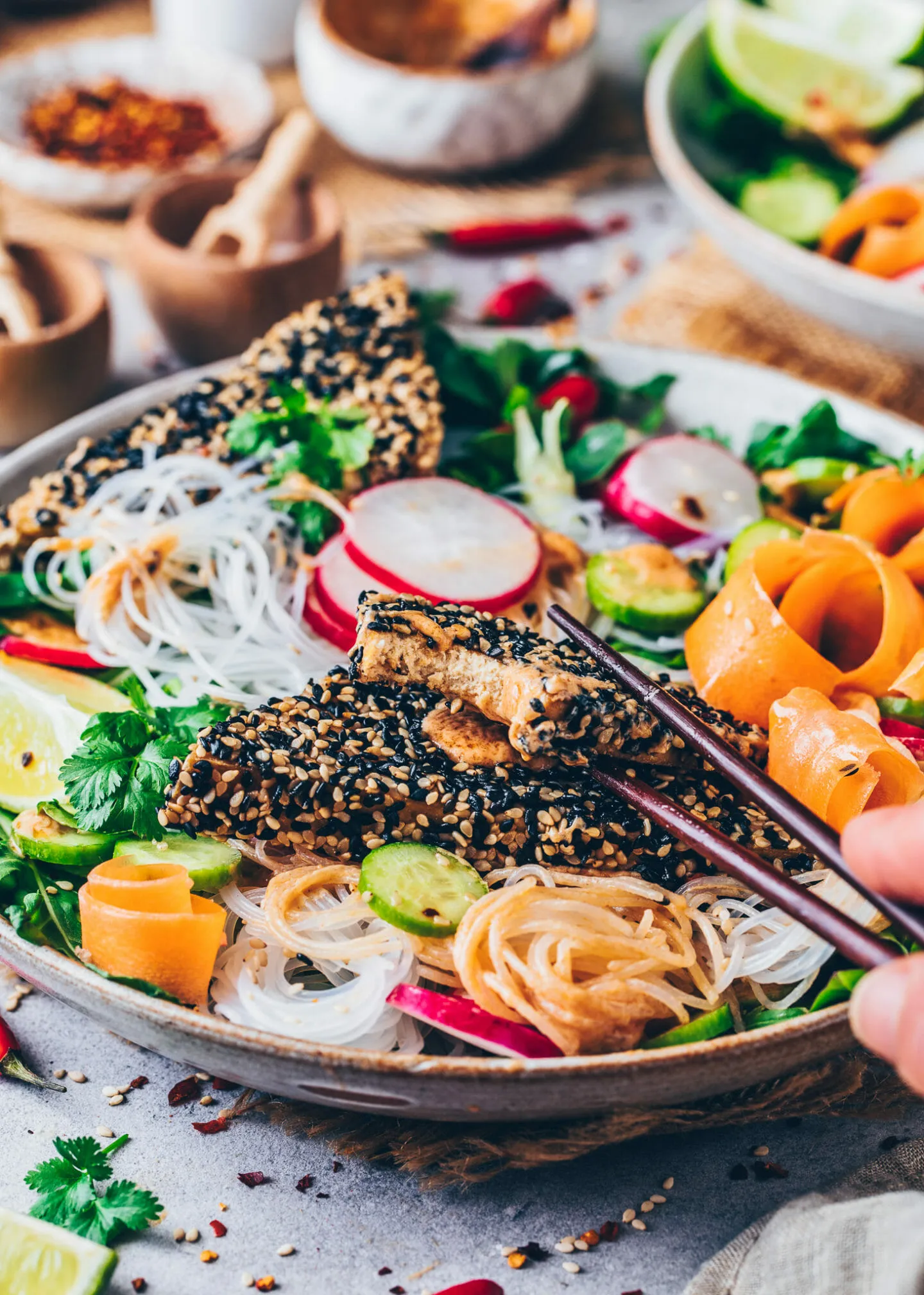 Vietnamesischer Nudelsalat mit Sesam Tofu und Erdnuss Sauce
